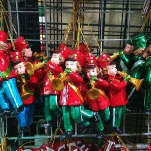 Hanging Christmas Decorations from Dapitan feature toy soldier ornaments playing trumpets in festive red and green uniforms, ideal for bringing a charming touch to your holiday home decor.